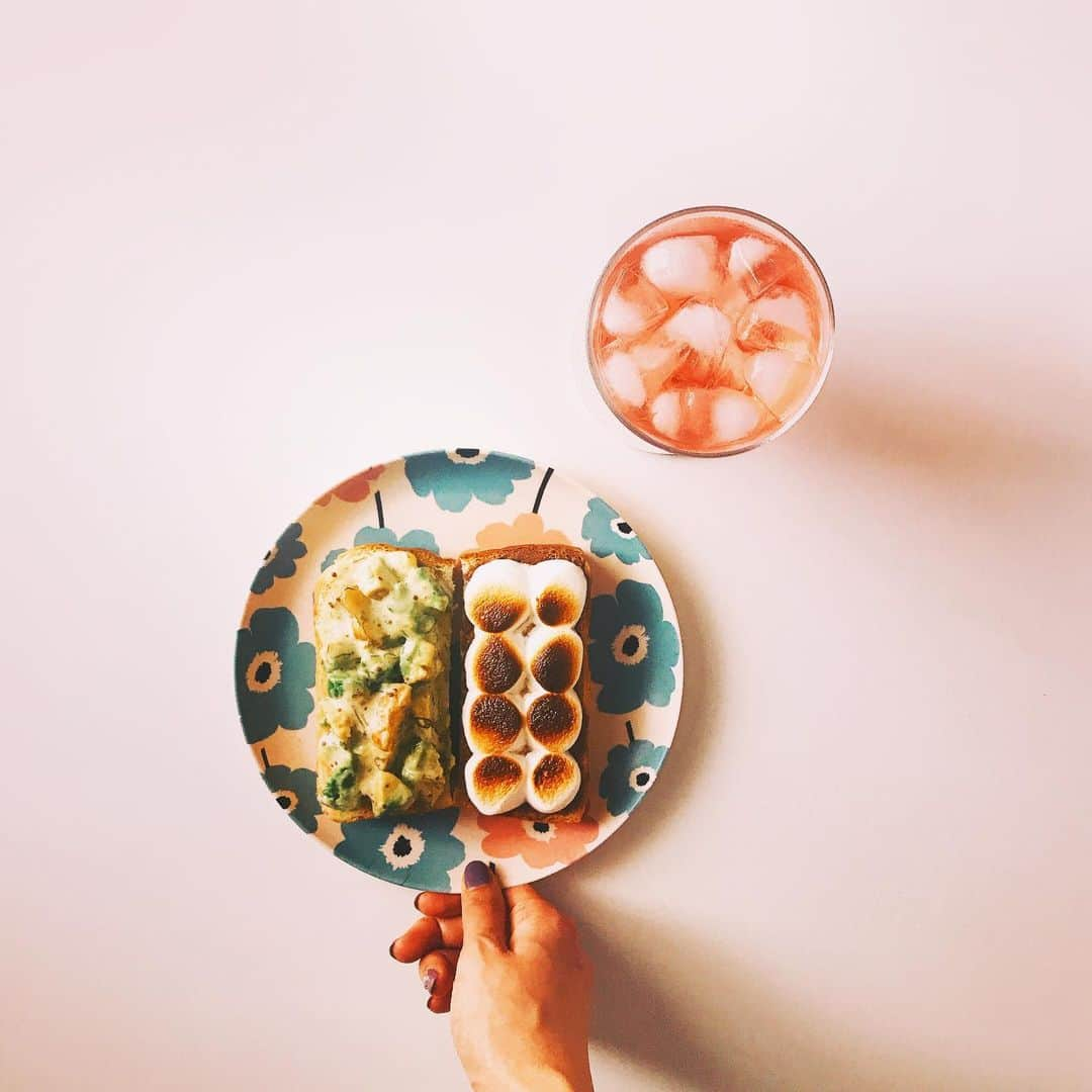 森由月さんのインスタグラム写真 - (森由月Instagram)「・ 今日のトースト🍞 *マシュマロ+コーヒーホイップクリーム *アボカドとポテトのディルマヨマスタードソース和え *ざくろローズヒップティー ・ 無印良品の水出しオーガニックハーブティーシリーズにハマっています。 ざくろローズヒップは色も可愛い。 少しの酸味とざくろの香りが、夏にぴったり💕 ＊ ＊ ＊ #おうちごはん #朝ごぱん #朝食 #モーニング #おうちモーニング #トースト #食パンアレンジ #ざくろローズヒップ #ローズヒップティー #無印良品 #おうちカフェ #2色トースト #クッキングラム #丁寧な暮らし #フーディーテーブル #あさごはん記録 #食べるの好きな人と繋がりたい #トーストレシピ #フォロー歓迎 #オーガニックハーブティー  #morning #breakfast #toast #rosehip #foodstagram #tasty #yummy #instafood #foodie #flatlayout」7月1日 15時44分 - mori_yutsuki