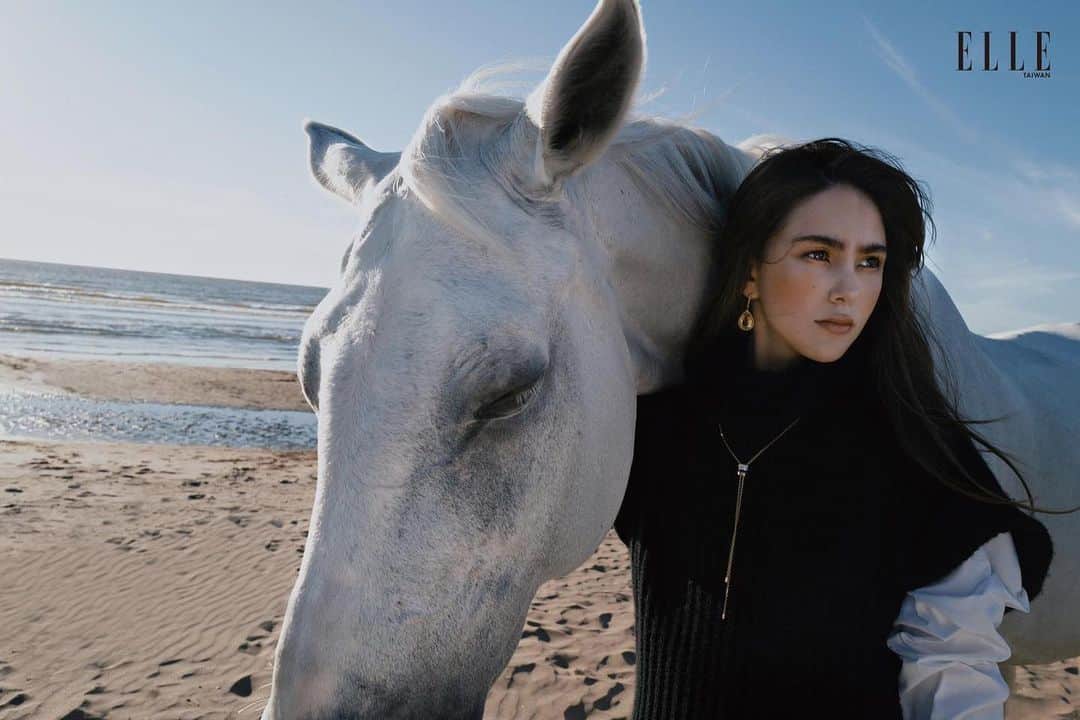 のインスタグラム：「「我蠻反骨，很堅持己見。」她談起自己的成長過程，最喜歡跟爸爸說：「Why not？（為什麼不？）」她永遠想得到一個second option（第二選擇）。「我不是屬於那種填鴨式的人，給你A就選A，我會說：『那有B嗎？』可能最後我還是選A，但我希望你給我一個B option（B選項），所以我不是叛逆，是反骨！」 @elletaiwan」
