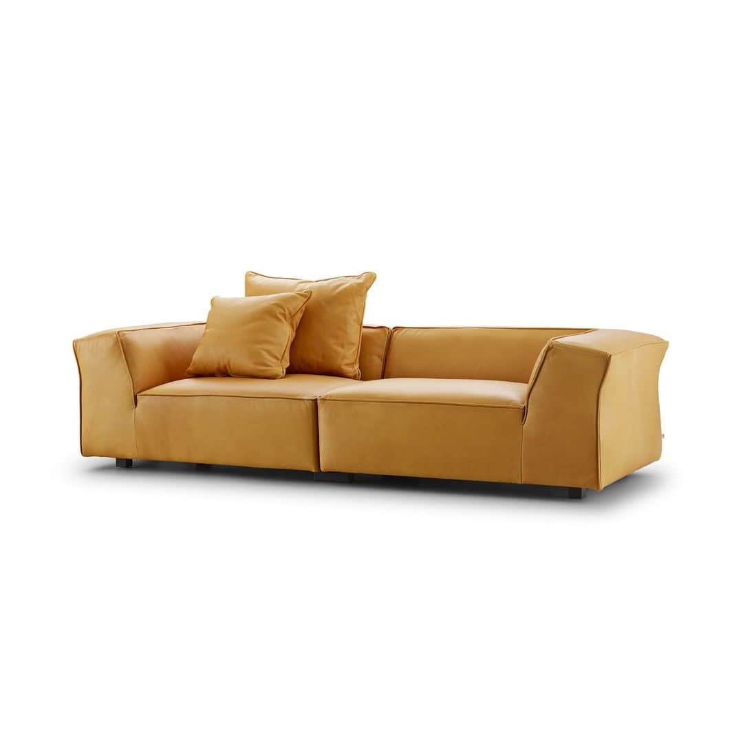 eilersenさんのインスタグラム写真 - (eilersenInstagram)「Gotham´s body, seats and cushions have a 12 mm wide ruffle that decoratively and seductively pulls the lines of the sofa up.⁠ •⁠ •⁠ • ⁠ #eilersen #eilersenfurniture #myeilersen #gotham #interiordesign #homedecor #sofa #danishdesign #inredning #finahem #interiorlovers #interiordesign #modernliving #minimalism #nordiskehjem #nordicinspiration #nordicliving #craftsmanship #luxurylifestyle #boligindretning #designinterior #livingroominspo #boliginspiration #softminimalism #hemindredning #schönerwohnen #nordicminimalism」7月1日 16時01分 - eilersen