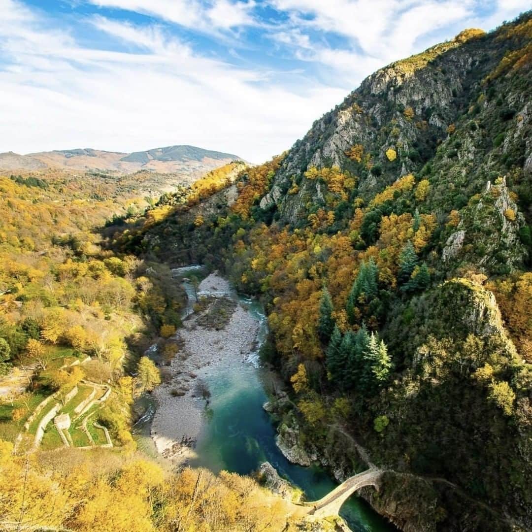 Melvita Officialのインスタグラム：「Un cœur jaune 💛 en commentaire pour toutes celles et ceux qui rêvent de partir en vacances dans ce beau paysage d’Ardèche !  Merci à @vacancesenardeche pour cette jolie photo 😍  #Melvita #summer #ete #paysage #landscape #ardeche #randonnee #vacance #holidays #soleil #nature」