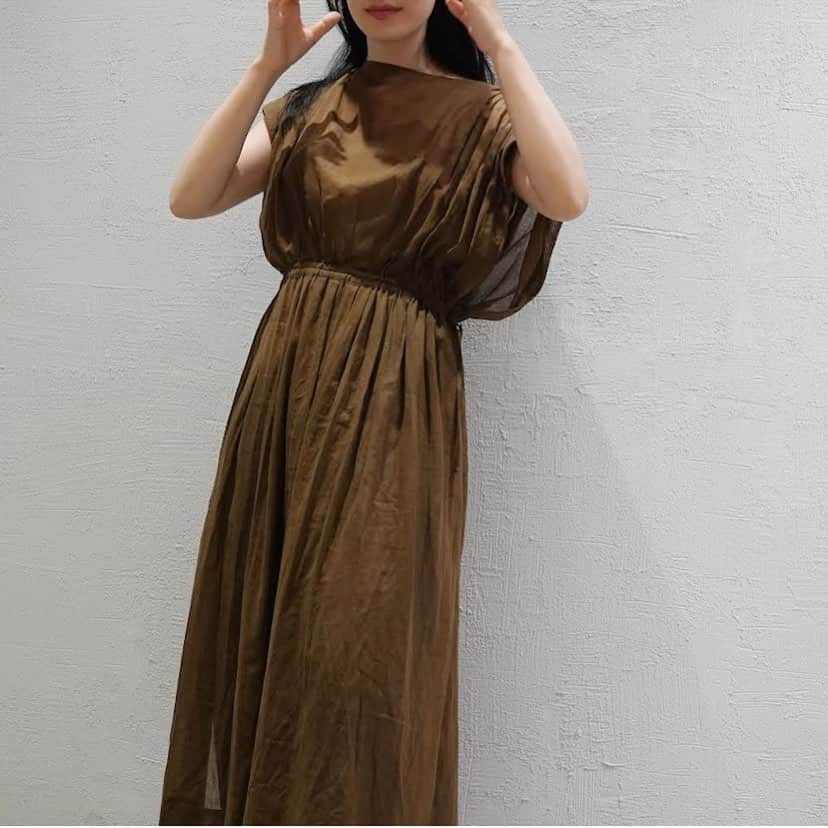 のインスタグラム：「RECOMMEND ITEM for FEMME﻿ ﻿ ◾︎シアーギャザーチュニック﻿ ¥15,000+tax﻿ color : brown / black﻿ ﻿ 【Material】﻿ しなやかでナチュラルな風合いが特徴で、透け感が上品なコットンボイル生地を使用しています。﻿ ﻿ 【Design】﻿ 大胆にウエストまで深く開いたスリットがポイントのロングチュニックです。ウエストはコットンサテンのリボンを通し、ドロスト仕様になっていてぎゅっと絞っていただくことでブラウジングして着用していただけます。またウエストを絞らず着用しても、肩のギャザーとウエスト部分にさり気ないタックで、自然と布に動きが出てこなれ感も演出してくれます。﻿ ﻿ 【Styling】﻿ サテンパンツのような、落ち感のあるイージーなパンツを合わせラフに合わせていただくと素敵です。﻿ ﻿ @adametrope  @jadorejunonline ﻿ #adametrope#jadorejunonline#dress」