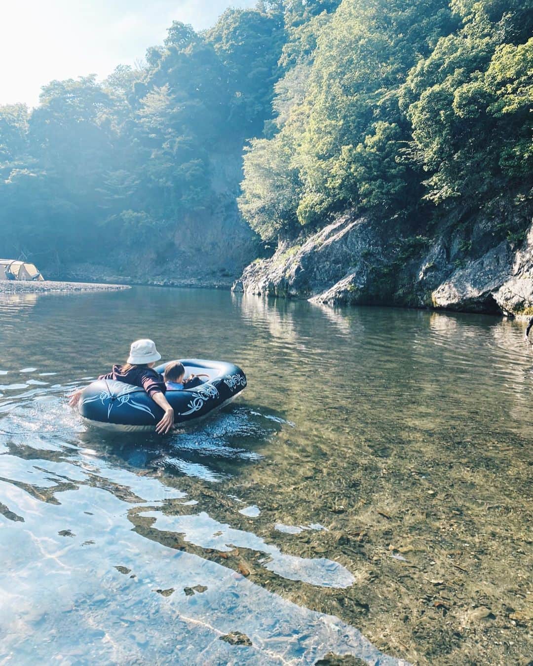 高橋菜摘のインスタグラム：「. わたしのカメラロール ここ数ヶ月自然の写真しかない 街へ出てないなぁ〜 . 私の生まれつきの病的な “旅”への執着は 子供の頃に慣れ親しんだ “キャンプ”へ変貌、 というかカムバック。 . おニューテント初おろしの日🏕 ここ2年くらい @dod.camp の カマボコテントにするって 決めてたんだけど なかなか好みのカラーが入手困難で 手に入らないうちにコロナになり… おうち生活の中で 休みの日はほとんどを 人の居ない自然探しをしてるうち 意外とindoorだったおっとくんが まんまとoutdoorになりました . てなわけで買う予定だった dodのカマボコテントはやめて まず1発目のテントは おっとくんの希望でもある 比較的設営が簡単な @coleman_japan  2ルームテントをポチっと🏕🧡 . 弾丸で行くことを伝えたら ノリの良すぎる息子の親友たち ２家族が日帰りで来てくれて そしたらすぐ近くのサイトに たまたま友達家族も泊まりで居て なんだかよく遊ぶ いつものメンバーになった♡ そして初貼りはパパ達が手伝って 張ってくれました😭💓 . 川の事故多いからね 必ず子供から 目を離さない事に注意して おもいっきり川遊び🧡 流れがないとこでぷかぷか 太陽浴びながら浮いてる時間 幸せだったなぁ💭 . 日帰り組のみんなが帰った後の静けさ やたら寂しかったんだけど 逆にその温度差がとても心地よく すごくいい時間になった。 夜はちょっと寒いくらいがいい 焚き火であったまる瞬間が 何より好きかもなぁ🔥 . 娘はなぜか13時間くらい寝ました 夕方4時頃から夜12時に一度起きて そこからまた朝5時まで寝てた。 完全に完全なる眠り姫でした👸 📍 #青野原オートキャンプ場  . . . #キャンプ #デイキャンプ #アウトドア #川遊び #友達家族 #テント #初張り  #キャンプ好きな人と繋がりたい  #青野原オートキャンプ場  #BBQ #camp #Coleman #outdoor #daycamp #riverside #friends #family」