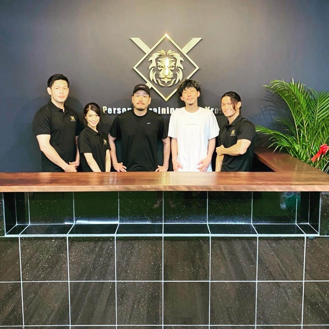 のインスタグラム：「先日、箕面に新しくオープンされた 個別サポートのパーソナルトレーニングジムクロスさん @xross_gym  へ行ってRAYと共に鍛えてもらいました。  コロナで鈍った身体にいい感じに活がはいって絶賛筋肉痛です💪 個室で丁寧に教えてもらいながら、正しいフォームでやると軽いダンベルでも信じられへんくらい効くんやなぁ〜と実感。 終わった後のストレッチも丁寧に伸ばしてもらって助かりました。  次は食事管理もしてもらおかな、、、笑」