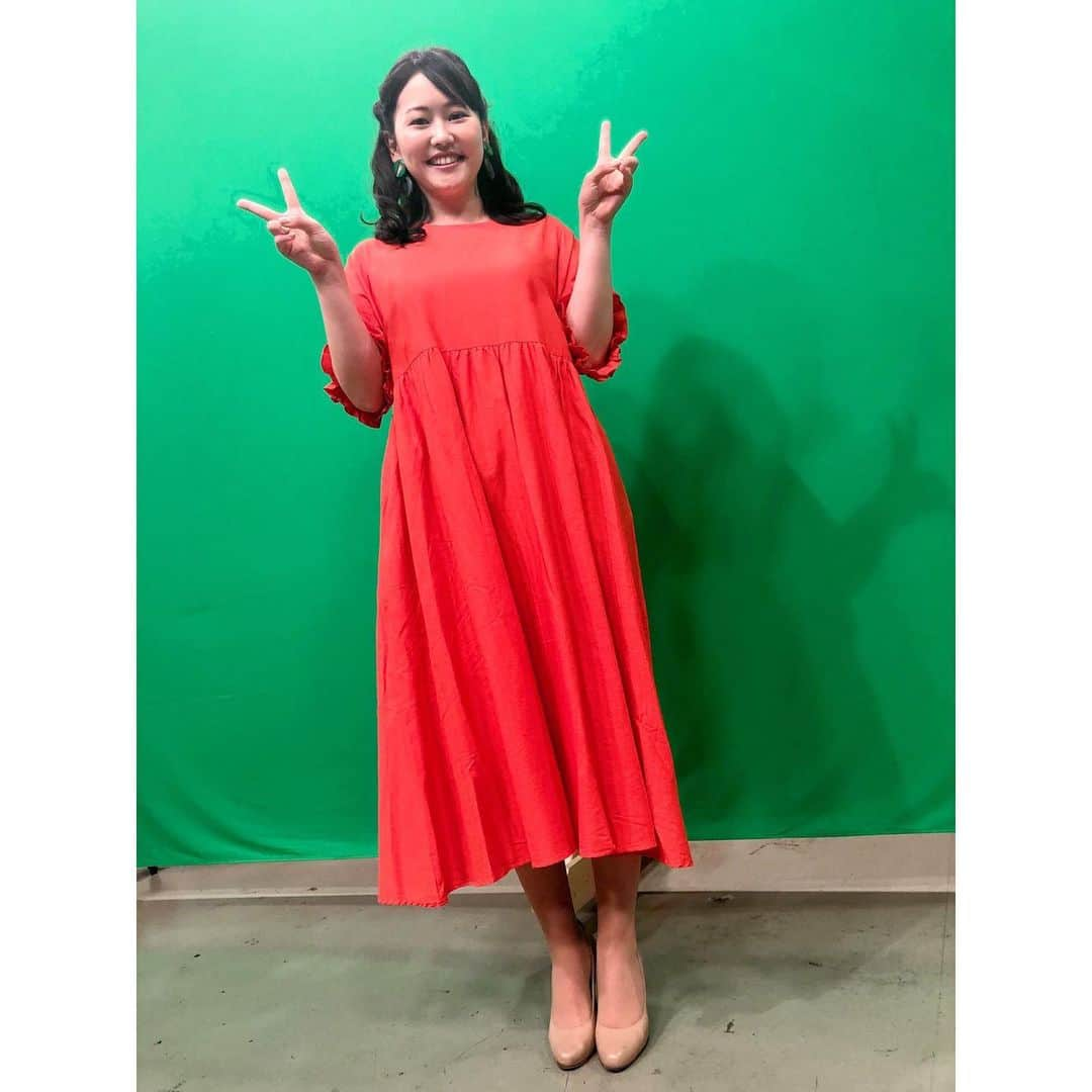 宇田川紗稚のインスタグラム：「.今日のあさトク衣装はこちら💁‍♀️﻿ ﻿ 夏らしいオレンジ色のワンピース🧡﻿ 先輩に放送後「よく似合ってた！」と言ってもらえて嬉しかったです😊﻿ ﻿ 今回も実はポッケがありました！﻿ ポッケに手を入れて広げてみたらモモンガみたいになりました🐒﻿ ﻿ 背景の緑は、ガチャピンが透けてしまうアレです🤫﻿ ﻿ #あさトク #衣装 #ブレる #ブレてるくらいが丁度良い #ワンピース👗 #可愛い #広がる #楽しい﻿」