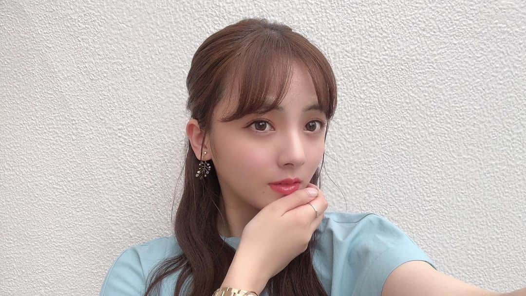のインスタグラム：「ㅤㅤ 本日もももち浜ストアありがとうございました💠 リモート出演が続いておりますが、 やっとスタッフさんたちと顔を合わせる機会も増えてきて より素敵な番組になるように、 私もがんばりたいな、と改めて。 毎週水曜9:50〜はTNCで♡ ㅤㅤ 今日は、前髪をセンターで分けて ハーフアップにしてみました🙊 #TNC #ももち浜ストア #さゆみのお仕事情報 #selfie #B612 #紫陽花 #夏ヘア #梅雨ヘア #ヘアアレンジ #メイク #イヤリング  #ootd #今日のコーデ #トップス #オフィスカジュアル #自撮り」