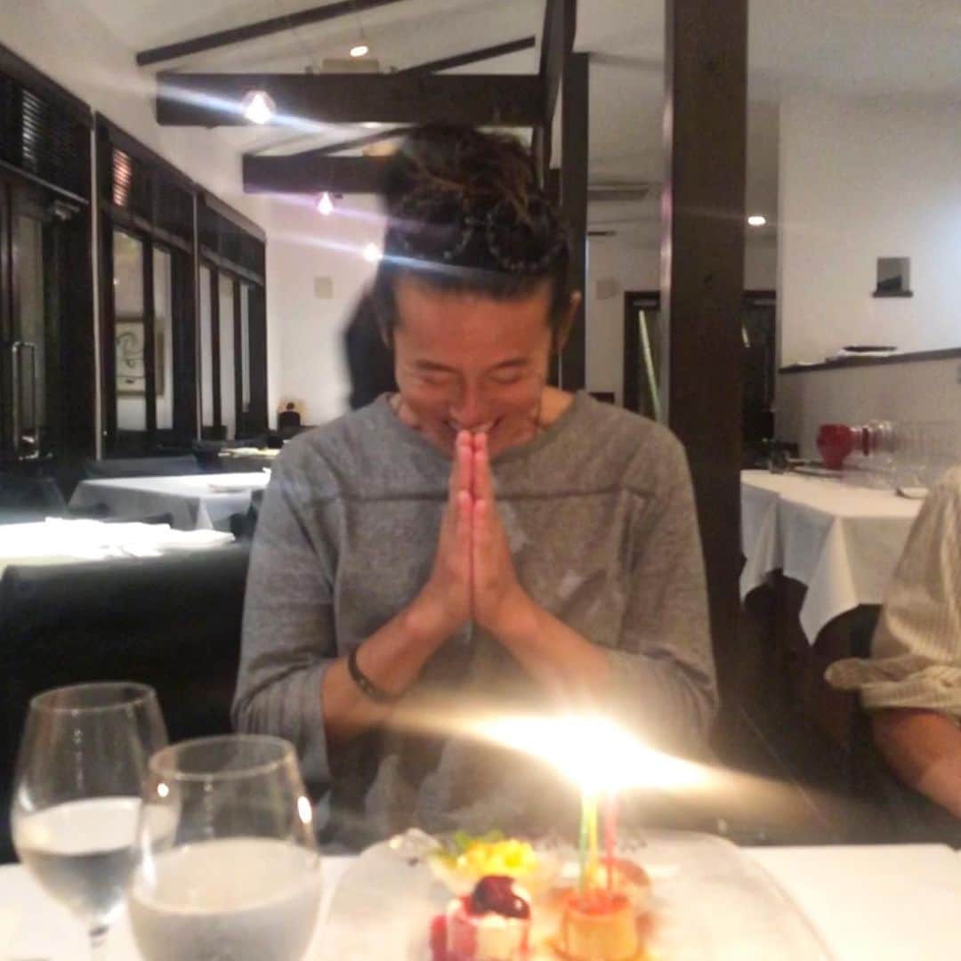 ヒデトレのインスタグラム：「感謝❤️喜✨幸✨  笑顔が増え溢れますように💓☺️🙏🏻  よし‼️ がんばろぉーーー💓✨  #ヒデトレ　#地球と繋がろう 🌏 you can be anything you wont to be⭐️  @008_world  @8_dogg_yokosuka 🌈🌈🌈🌈」