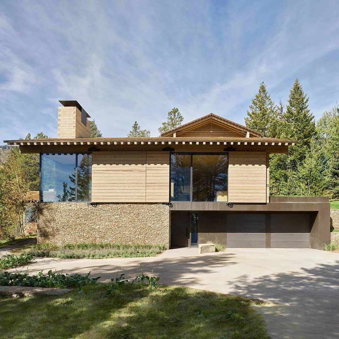 HYPEBEASTさんのインスタグラム写真 - (HYPEBEASTInstagram)「#hypelife: @olsonkundig’s newest home is a stunning showcase of the American architectural firm’s clever design acumen. Located in Jackson Hole, Wyoming, the Teton House stands two stories tall with layered wood panels and giant windows. Key to the design is a series of wall-mounted wheels, pulleys, and levers that allow residents to open shutters and seal doors in order to transform the house’s facade. Get a closer look at the structure via the link in bio.⁠⠀ Photo: Olson Kundig」7月1日 16時11分 - hypebeast