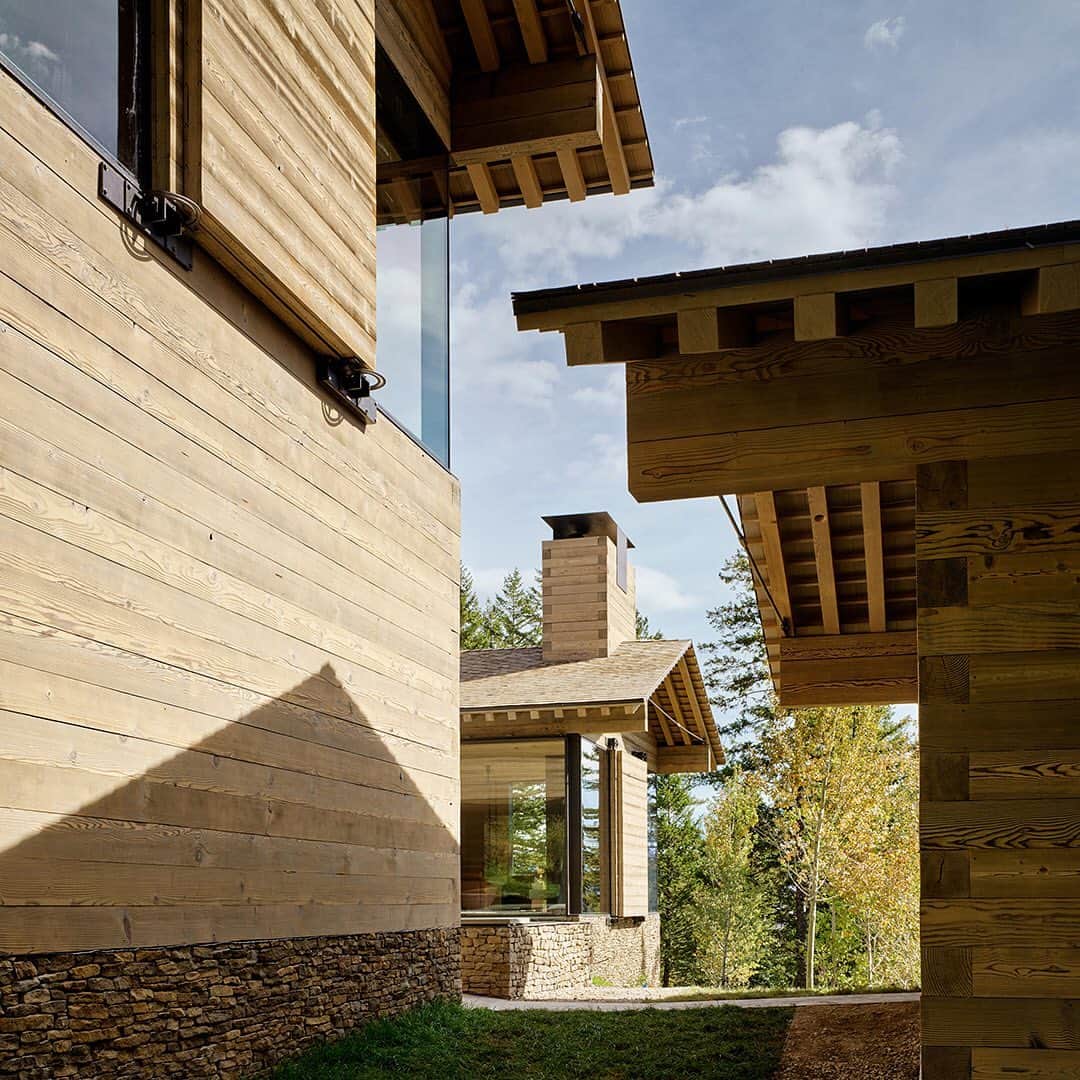 HYPEBEASTさんのインスタグラム写真 - (HYPEBEASTInstagram)「#hypelife: @olsonkundig’s newest home is a stunning showcase of the American architectural firm’s clever design acumen. Located in Jackson Hole, Wyoming, the Teton House stands two stories tall with layered wood panels and giant windows. Key to the design is a series of wall-mounted wheels, pulleys, and levers that allow residents to open shutters and seal doors in order to transform the house’s facade. Get a closer look at the structure via the link in bio.⁠⠀ Photo: Olson Kundig」7月1日 16時11分 - hypebeast