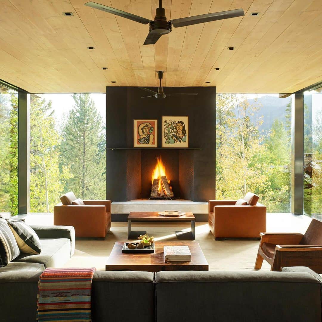 HYPEBEASTさんのインスタグラム写真 - (HYPEBEASTInstagram)「#hypelife: @olsonkundig’s newest home is a stunning showcase of the American architectural firm’s clever design acumen. Located in Jackson Hole, Wyoming, the Teton House stands two stories tall with layered wood panels and giant windows. Key to the design is a series of wall-mounted wheels, pulleys, and levers that allow residents to open shutters and seal doors in order to transform the house’s facade. Get a closer look at the structure via the link in bio.⁠⠀ Photo: Olson Kundig」7月1日 16時11分 - hypebeast