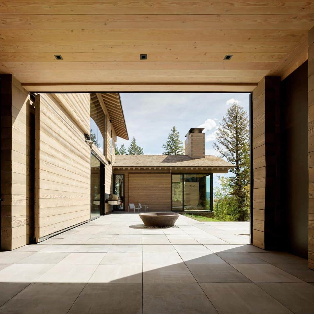 HYPEBEASTさんのインスタグラム写真 - (HYPEBEASTInstagram)「#hypelife: @olsonkundig’s newest home is a stunning showcase of the American architectural firm’s clever design acumen. Located in Jackson Hole, Wyoming, the Teton House stands two stories tall with layered wood panels and giant windows. Key to the design is a series of wall-mounted wheels, pulleys, and levers that allow residents to open shutters and seal doors in order to transform the house’s facade. Get a closer look at the structure via the link in bio.⁠⠀ Photo: Olson Kundig」7月1日 16時11分 - hypebeast