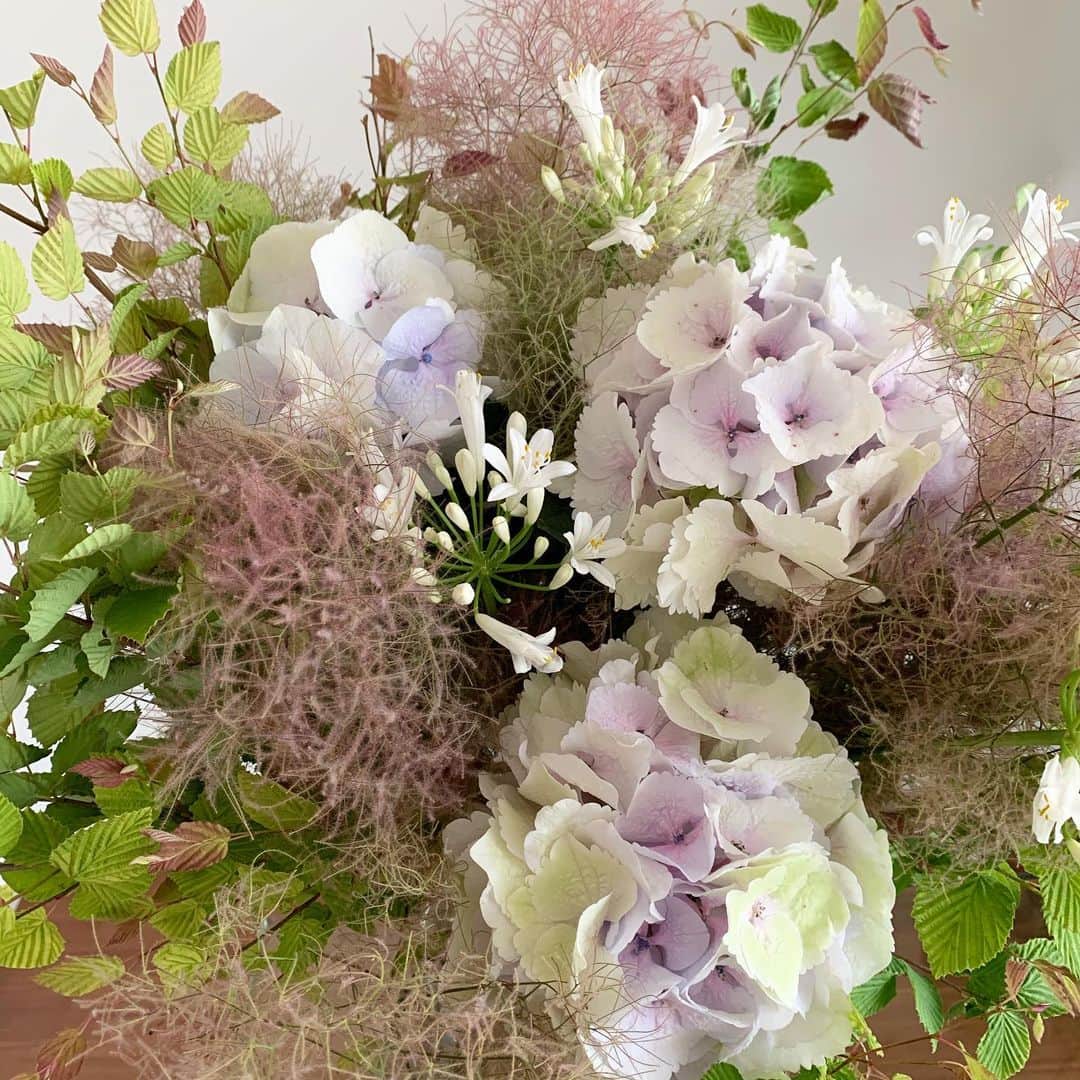marie_8203のインスタグラム：「ホワホワたくさん 優しい色合わせ♡. . ステイホーム期間中はお花を郵送していただきオンラインでアレンジレッスンを 子供達が寝てからこそっとアレンジして、翌朝の子供達の歓声が嬉しかった. . お花もそうだけど、お料理、掃除など、時間があるから子供達と共有できたこともあり、貴重な時間だったなぁ」