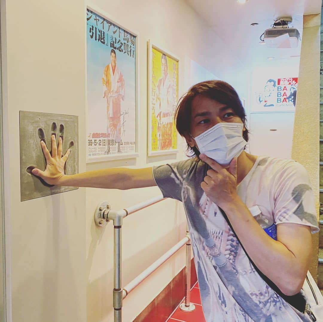 谷本貴義のインスタグラム：「昨日は新橋にある、ジャイアント馬場バルで打合せ♪ 料理が豪快全開ゴージャスで、ステキな仲間がたくさん集まる場所です！ 新しい企画を待たれぃ。  #ジャイアント馬場バル　#新日本プロレス」