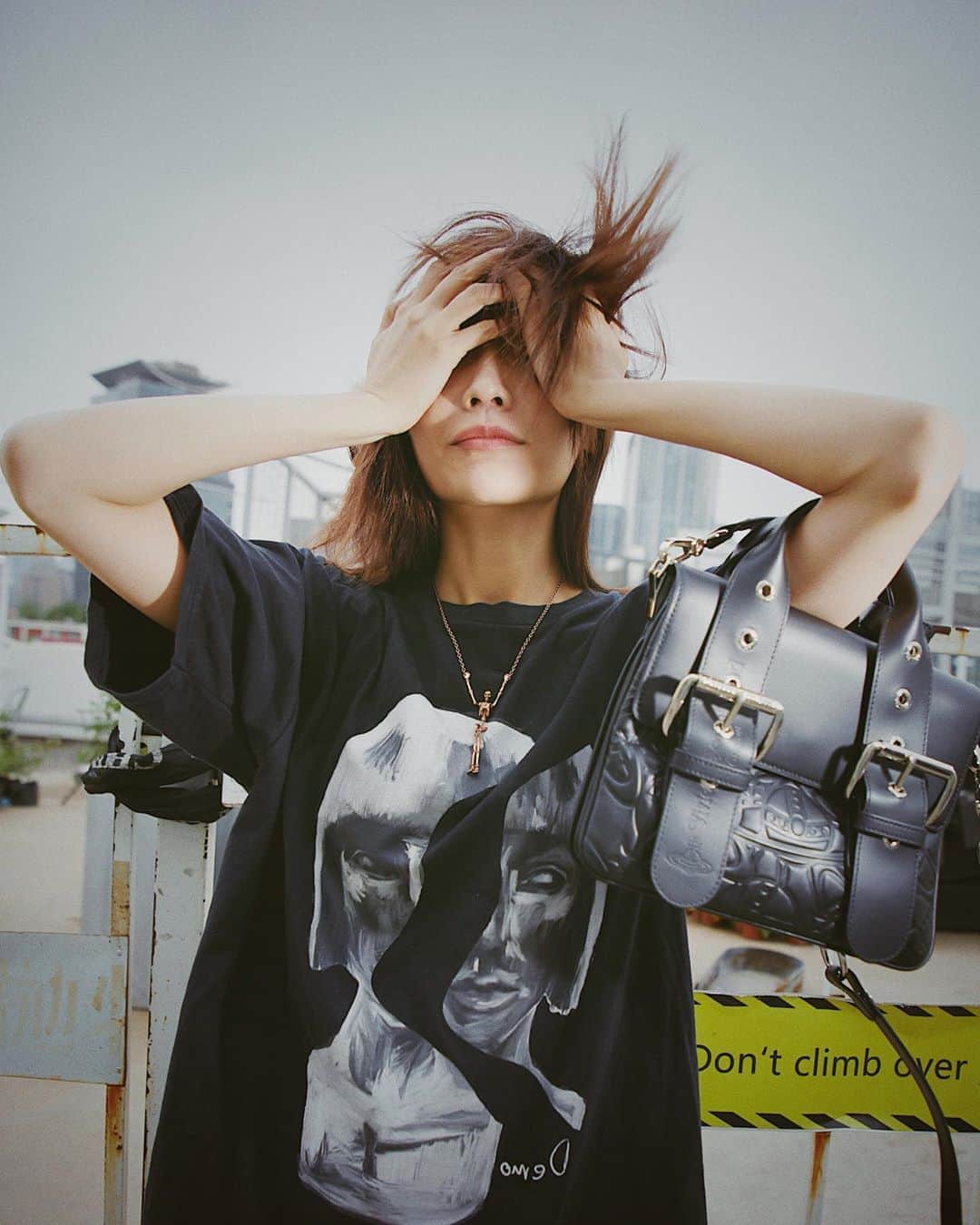 ヴィヴィアンウエストウッドさんのインスタグラム写真 - (ヴィヴィアンウエストウッドInstagram)「“Follow the heart, not the trend.” - Tian Yuan @tianyuanblue wearing the Alexa Medium Handbag #BuyLess #MirrorTheWorld」7月2日 3時06分 - viviennewestwood