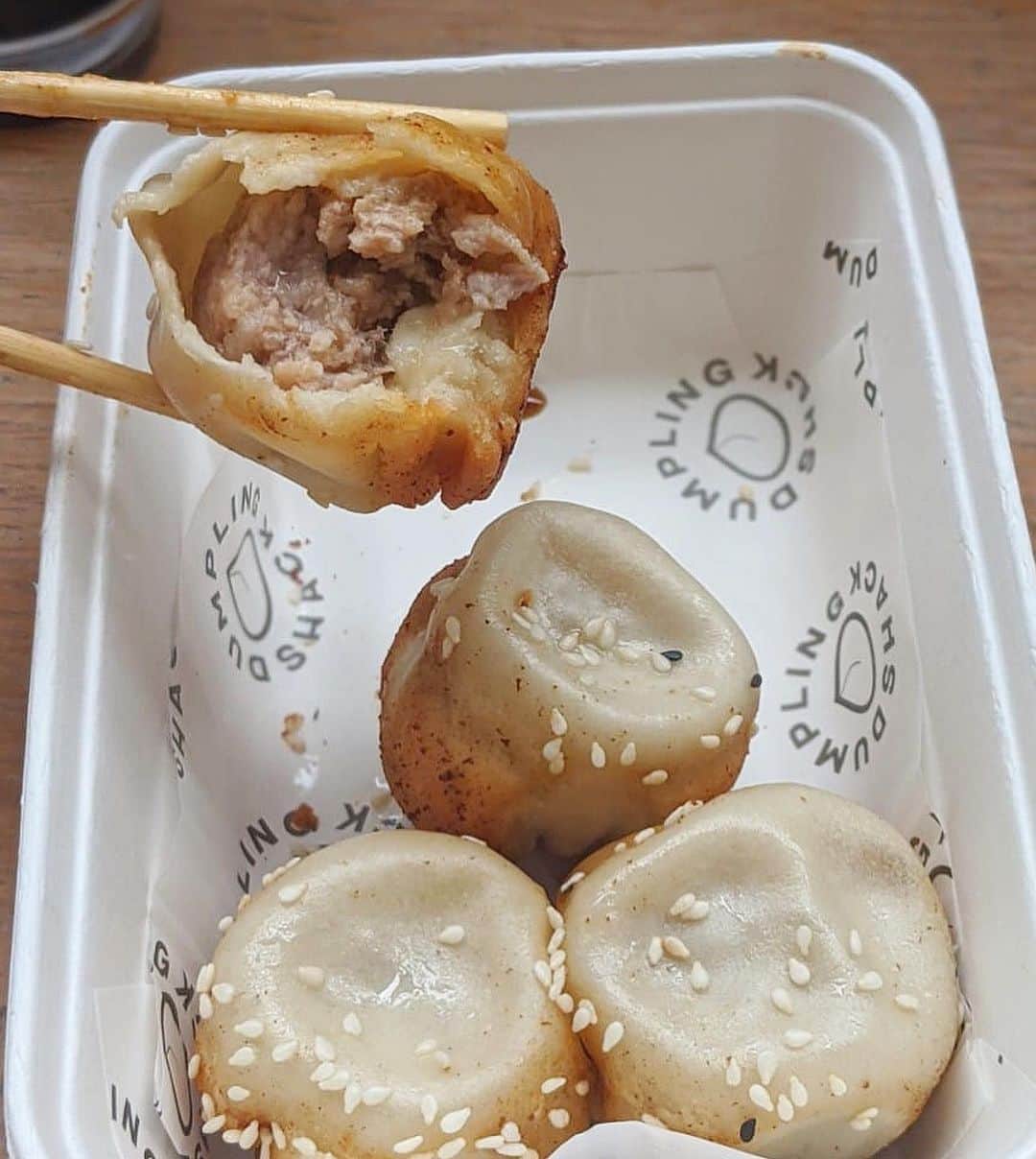 Eat With Steph & Coさんのインスタグラム写真 - (Eat With Steph & CoInstagram)「Long time no dumpling! 🥟 So happy markets and restaurants are opening up again in London. These beauties are from @dumplingshack in @oldspitalfieldsmarket - the pork soup dumplings to be precise. Well worth the masked public transport journey 🙌🏻 📸 @thetessaproject  #dumplingshack #spitalfieldsmarket #dumplings」7月2日 3時07分 - eatwithsteph_ldn