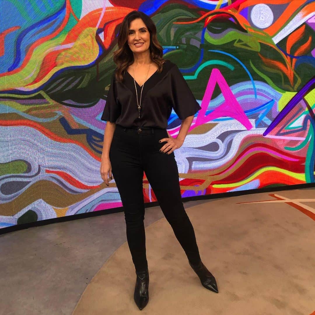 ファチマ・ベルナルデスのインスタグラム：「Amei esse look todo preto num cenário tão colorido. Lindo o trabalho do #celestinodimas no nosso telão. #encontrocomfatima」