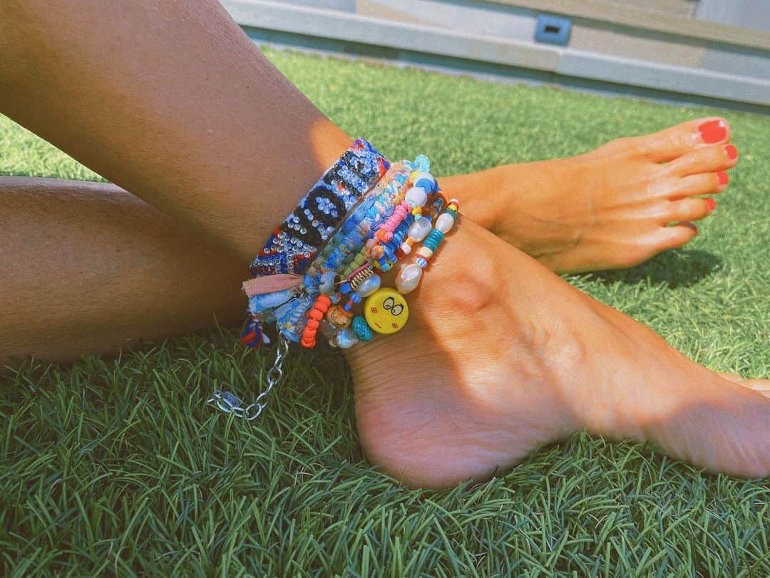 ダニジョーのインスタグラム：「Let this 4th of July be a reminder to VOTE!!! And yes, DO DOUBLE WRAP your necklaces as anklets!🇺🇸 P.S Our 4th of July Sale starts NOW 💥 Take 25% off sitewide with code 4JULY25 (some exclusions apply) #VOTE #dannijogirls #anklet」