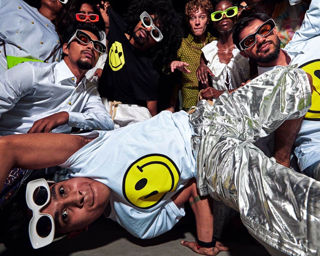 のインスタグラム：「“There’s this whole community of athletes and artists in New Delhi, specifically in Old Delhi. They took the craft of hip-hop and twisted it,” explains photographer @GraySorrenti who shot the Paula's Ibiza 2020 Campaign in India.  Discover the collection on loewe.com  Photography / film direction @GraySorrenti Campaign Direction @Jonathan.Anderson and @MMparisdotcom  Featuring @Smiley®  A special thank you to the incredible dancers who took part in this project.  Alisha Solanki, Charlie Cherian, Deepak Rawat, Jai Khangval, Kapish Sirohi, Kunal Gera, Preeti Kumari, Princy Cherian, Shubham Tyagi, Tamanna Sirohi.  LOEWE will be donating 40 euros for every product sold in the Paula’s Ibiza fashion collection to educational projects for children affected by COVID-19 between April and August 2020 in LOEWE stores and on loewe.com.  #LOEWE #LOEWEpaulas」