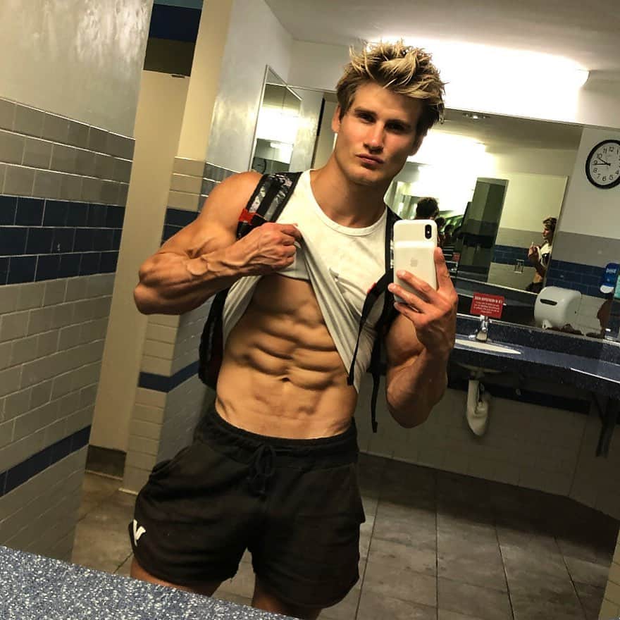 セージ・ノースカットのインスタグラム：「Cutting back the carbs」
