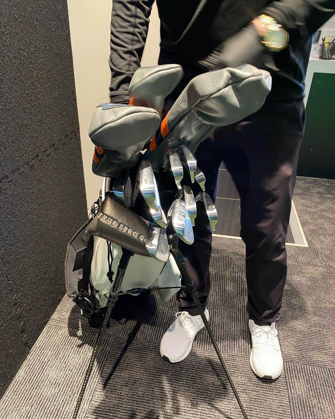 ホーリー・ソンダーズさんのインスタグラム写真 - (ホーリー・ソンダーズInstagram)「What’s in my bag for tonight’s big match???? My boy @skfgolf at @truespecgolf in Beverly Hills hooked me up with the BEST new set of clubs. They spent the morning precision fitting me for the perfect shafts and setup using their insane technology. Slide to see what we ended up with...this is what we call “golf porn” #tdupinvitational」7月2日 2時07分 - holly.sonders