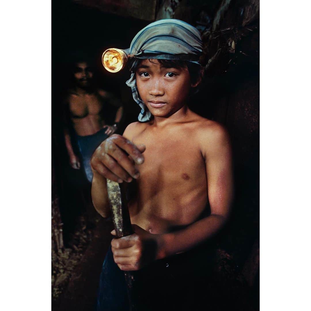 スティーブ・マカリーさんのインスタグラム写真 - (スティーブ・マカリーInstagram)「1st image: Woman smoking a pipe in #Banaue, #Philippines, 1985. 2nd image: Young gold miner, #Mindanao, 1985. 3rd image:  #Lagawe, 1985.   #SteveMcCurry」7月2日 2時13分 - stevemccurryofficial