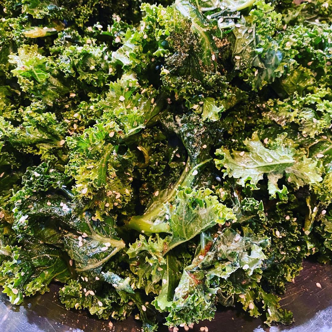 ケリスのインスタグラム：「Working out some new treat recipes for our Gold mine boxes coming up . This is ginger garlicky kale from the garden about to go in to the dehydrator . Chips chips chips !! @bountyandfull it’s a lifestyle」