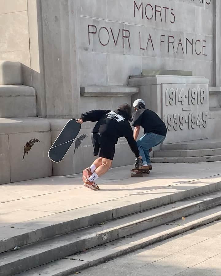 ヴィンセント・ミルウ のインスタグラム：「Follow filming on point  @lardon_dp 😂😭🏃‍♂️」