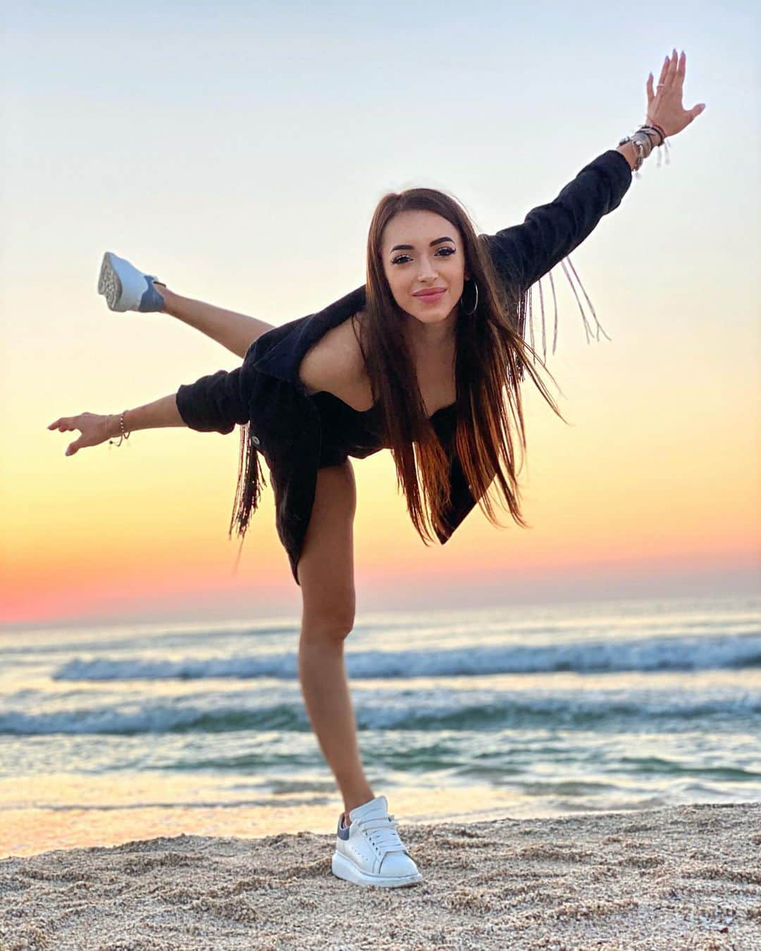 ラリサ・ヨルダケのインスタグラム：「That risk you're afraid to take could change your life. 🤫」