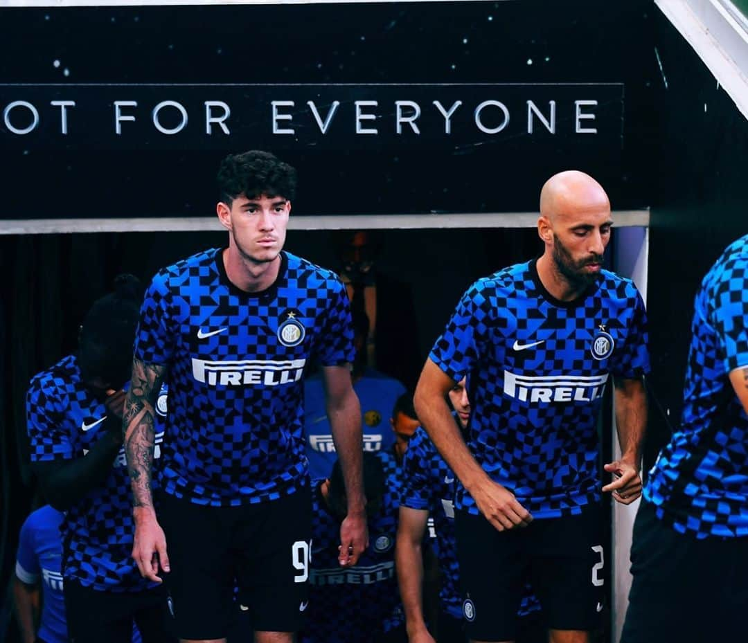 インテルナツィオナーレ・ミラノさんのインスタグラム写真 - (インテルナツィオナーレ・ミラノInstagram)「WARM UP TIME 🔥🔥🔥 #Inter #ForzaInter #InterBrescia #SerieA #Football」7月2日 2時23分 - inter