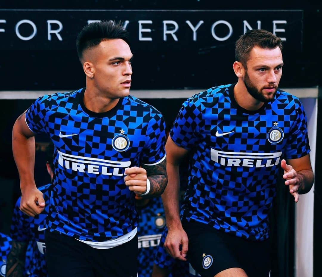 インテルナツィオナーレ・ミラノさんのインスタグラム写真 - (インテルナツィオナーレ・ミラノInstagram)「WARM UP TIME 🔥🔥🔥 #Inter #ForzaInter #InterBrescia #SerieA #Football」7月2日 2時23分 - inter