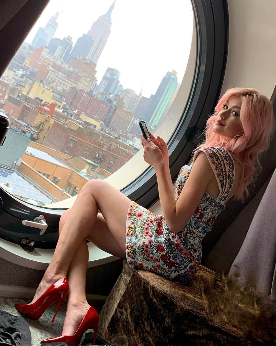 キャサリン・マクナマラさんのインスタグラム写真 - (キャサリン・マクナマラInstagram)「Once upon a time in New York City... 🗽🍎 #onwednesdayswewearpink(hair) #NYFW」7月2日 2時25分 - kat.mcnamara