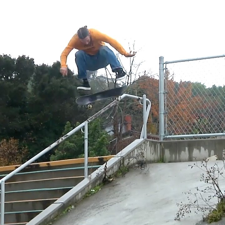 スラッシャーのインスタグラム：「SAVAGE @smokeeyes ☔️ His GREEN ‘Rough Cut’ is LIVE on all Thrasher channels 📡」