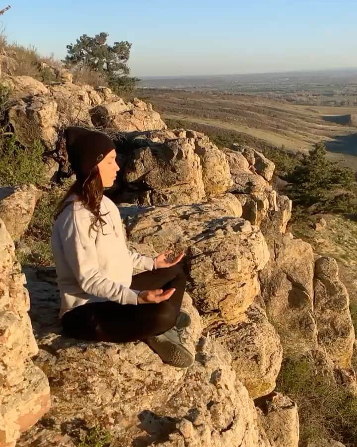 Nicole Mejiaのインスタグラム：「A MOMENT OF REAL...  I had fallen OFF my morning routine.  After a week in the mountains with @bekindtothemind and @itsgraceelliott for a work retreat/content sprint for @lulyapp, I had completely lost touch with my mornings. (Gratefully so bc it allowed for more connective time with my girls!🥰)  But when I got home, I didn’t reclaim my mornings.  And because of that, I’ve been feeling a bit out of touch with myself and operating with low-grade, persistent anxiety and lethargy.  There’s way too much going on in the world and within my own nuclear life to be forgoing that sacred block of time that allows me to face my reality with energy and intention.  This week, I’ve been following that 1% rule that I spoke about in my story yesterday. I’m all about the small wins when you’re completely off your game. 🎖  Going back to the gym was a small win. Taking a few me-hours yesterday to sun bathe was another. I hadn’t been outside in 48 hours and the sun heals and energizes me.  Then last night, I sat on my cushion for the first time in a week. (Win.) The moment I closed my eyes I felt the frantic yet tired energy and I immediately wanted to open my eyes and grab my phone to check out of the discomfort. But I stayed. (Win.) I breathed. (Win.) I got to the root of what was troubling me and decided it was time to get back to the mornings being MY mornings. (WIN!)  Sometimes a little contrast is what we need to really appreciate the things that ground us down and fill us up.  If you’re feeling off, ask yourself: “What’s one thing that I can do today to be/feel just 1% better than I was yesterday?”  Celebrate the small win.  Repeat mañana. 🌸」