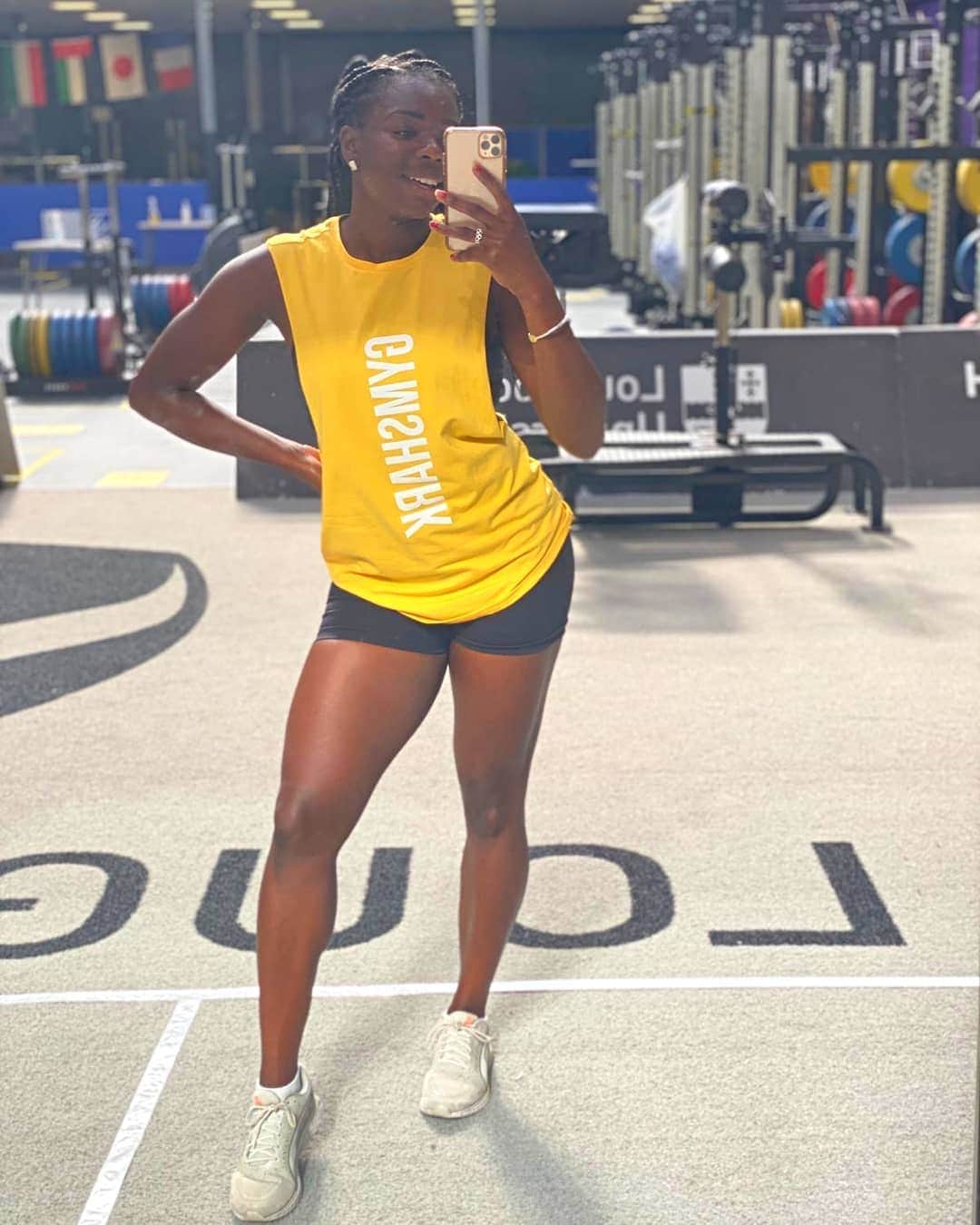 アシャ・フィリップのインスタグラム：「This was my first gym selfie in months...had to find my moment😂✨⁣ ⁣ @gymsharkwomen 🦈」