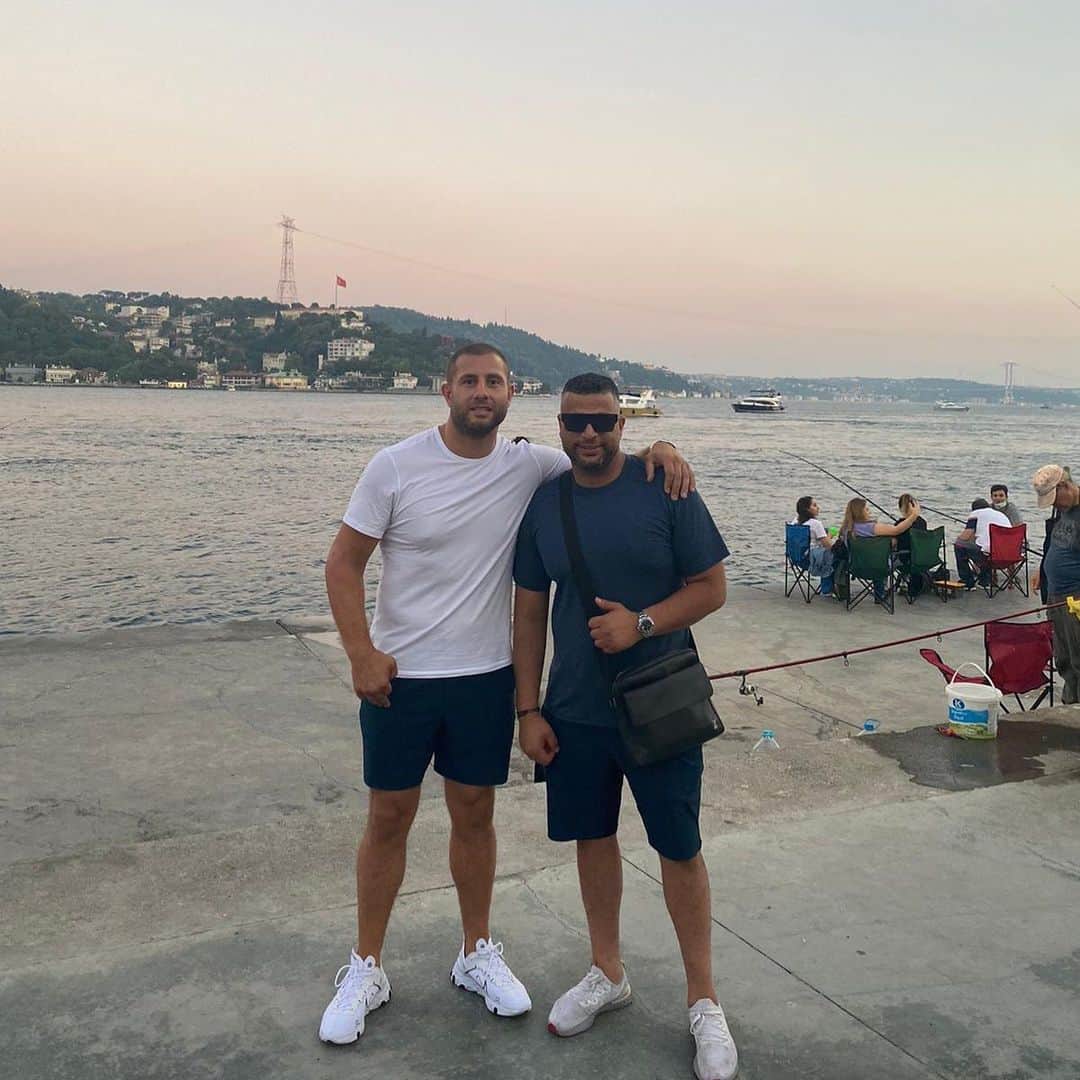グーカン・サキのインスタグラム：「My day one brother😎 #family #abivoice @doganbaydar2」