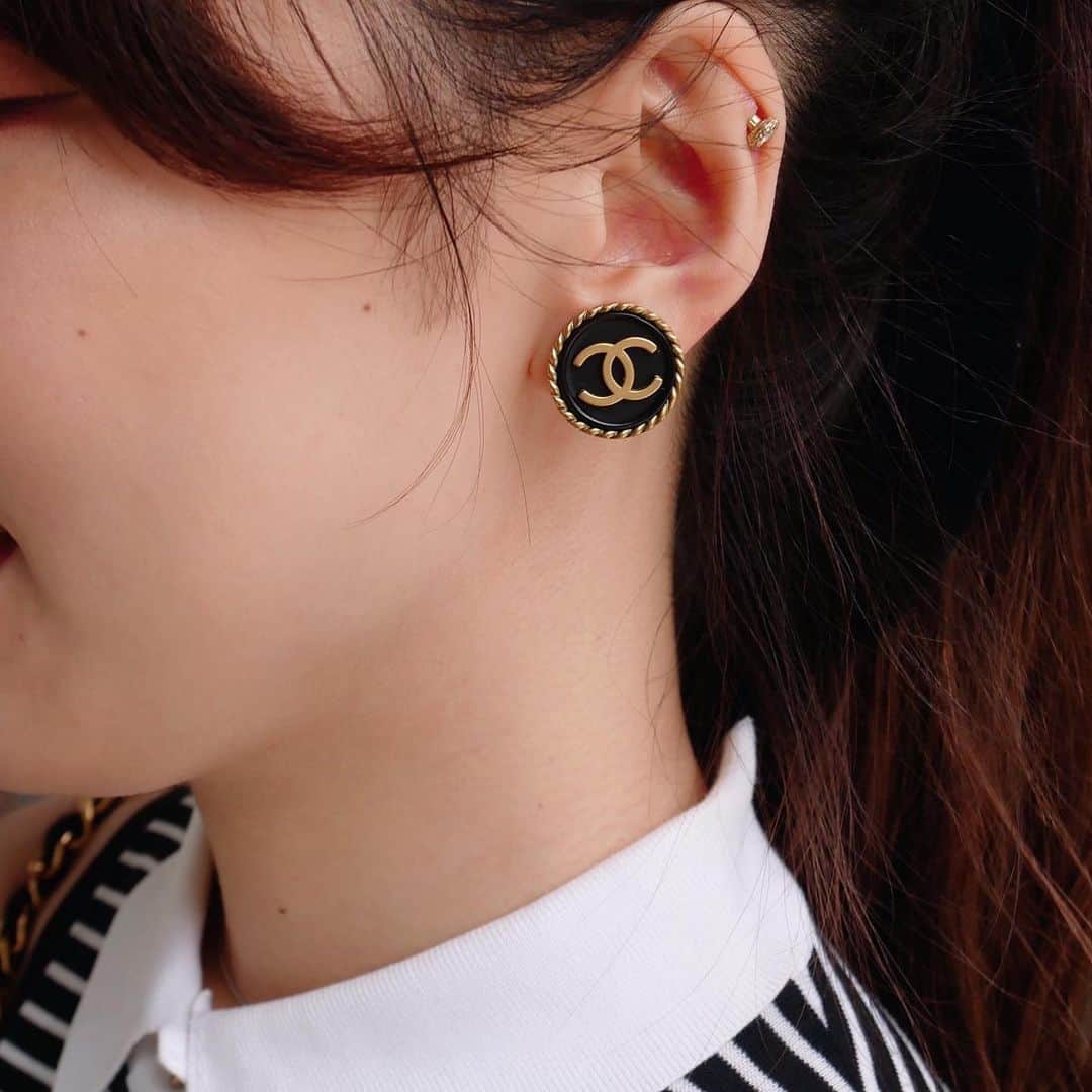 Vintage Brand Boutique AMOREさんのインスタグラム写真 - (Vintage Brand Boutique AMOREInstagram)「Vintage Chanel button clip on earrings.    On website search for AO26775. ▶︎Free Shipping Worldwide✈️ ≫≫≫ DM for more information 📩 info@amorevintagetokyo.com #AMOREvintage #AMORETOKYO #tokyo #Omotesando #Aoyama #harajuku #vintage #vintageshop #ヴィンテージ #ヴィンテージショップ #アモーレ #アモーレトーキョー #表参道 #青山 #原宿#東京 #chanel #chanelvintage #vintagechanel #ヴィンテージ #シャネル #ヴィンテージシャネル #シャネルヴィンテージバッグ」7月1日 18時10分 - amore_tokyo