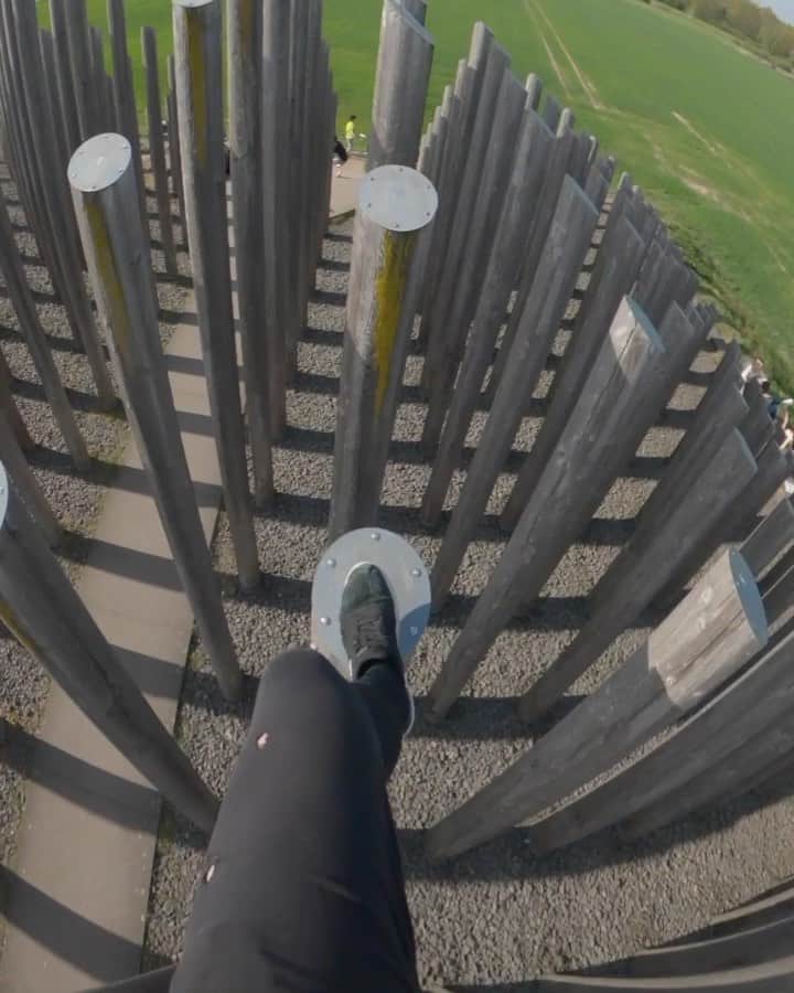 レッドブルのインスタグラム：「you have two options: 1) go through 2) go around  @thejasonpaul : 😏 . #redbull #givesyouwings #parkour #freerunning #pov」