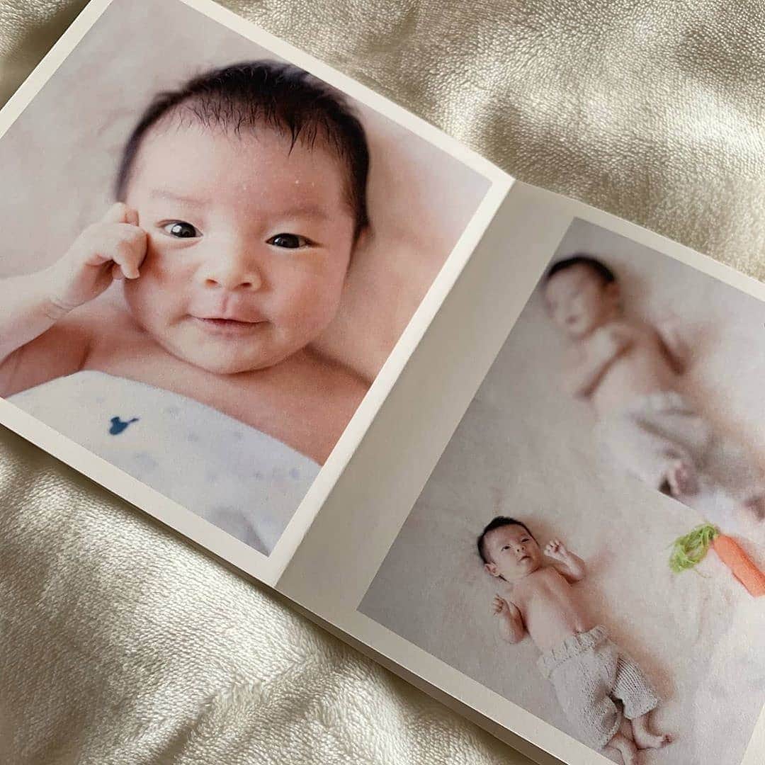 Photobackさんのインスタグラム写真 - (PhotobackInstagram)「本日ご紹介するのは、 mikoyori0229 (@mikoyori0229)さまの作品🤱 産まれたばかりの頃の お子さまの記録をまとめた一冊🌷 . 『子どもの 新生児の頃の記録をカタチに 残しておきたかったので フォトブックづくりに 挑戦してみました☺️』 と、mikoyori0229 (@mikoyori0229)さま🍀 . 産まれたばかりの 赤ちゃんの頃のお写真は 日々の育児にどたばたで なかなか残せないもの😢 こうやってカタチに 残してくと、 家族みんなの宝物に なりますよね❣️ 2枚目以降の 中面のお写真を 見ていくと 「こんなに小さかったんだね」 と、みんなで振り返ることができます🥳 . また、中面のお写真では お子さまを抱いているお写真や 足元のアップ写真も入っていて 愛情の深さが ページをめくるだけで 伝わってきます🥰 最後の裏表紙には、 お子さまが産まれたときの 体重などを記載したりと 小粋な表現も✨ . 今回の作品では、 ROUGHの24ページが 使われています💡 正方形のレイアウトが かわいいすっきりとした 作品にできる人気アイテムです📸 写真の種類がたくさんある作品では レイアウトを統一できるので おすすめですよ😇 . mikoyori0229 (@mikoyori0229)さま、 今回は素敵な作品を ありがとうございました📗 . #photoback #フォトバック #フォトアルバム #フォトブック #アルバム #photo #写真 #photoback作品紹介2020 #ROUGH #思い出 #家族 #親子 #母親 #マタニティ #プレゼント #子育て #ママ #mama #新生児」7月1日 18時05分 - photoback.jp