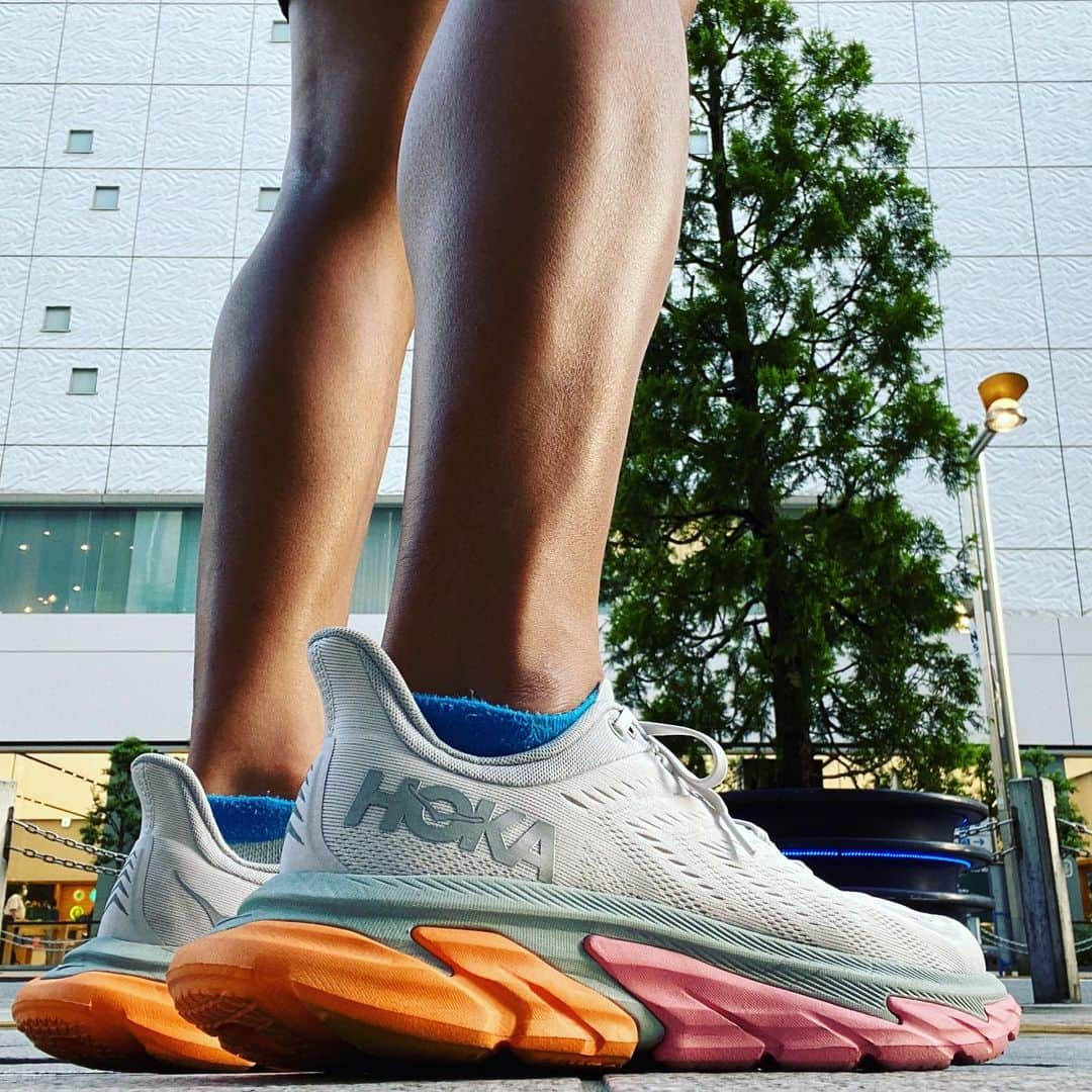 柴田聡さんのインスタグラム写真 - (柴田聡Instagram)「最近の帰宅ランは  今日7月1日に発売 HOKA ONE ONEさんから ご提供頂いた新作 「クリフトンエッジ」  街履きから本格ロングランまで 対応可能なハイブリッドな一足。  履けば履きこむ程 自分の足形に馴染む。  HOKA ONE ONE特有の ダッドシューズ風の形状なのに 軽量で、そのぶん小回りも効く。  この唯一無二のクッション性と 安定性抜群のヒールカップが あるからこそ、 自分の行きたい方向へと グングン駆け抜けられます！  しばらく帰宅ランで このクリフトンエッジは 手放せないでしょう☆  #帰宅ラン #hokaoneone #ホカワンワン #じゃなくて #ホカオネオネ #だよ #クリフトンエッジ #cliftonedge #ホカラン」7月1日 18時07分 - satorushiba