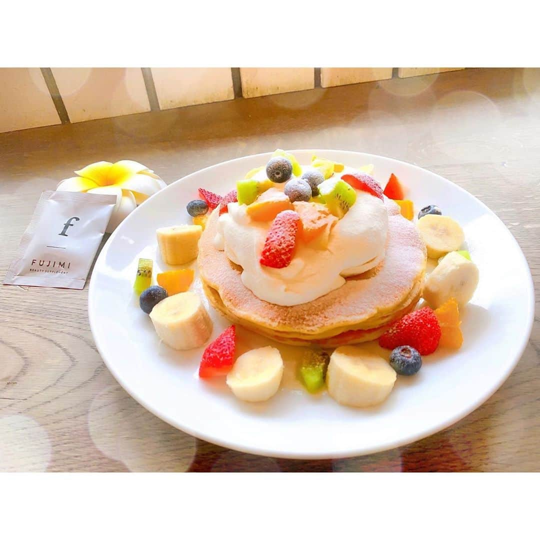 小島みなみさんのインスタグラム写真 - (小島みなみInstagram)「. . #朝活 🥞💕 . 可愛い #パンケーキ 食べて なんだか今日1日るんるん🌼 . . @fujimi_official の カスタマイズサプリ をはじめてから なんだか肌の調子が良いから リピートしました⸜(๑⃙⃘'ᵕ'๑⃙⃘)⸝⋆︎* . ズボラなわたしでも 続けられてる🥺💓 . . . #pancake #pancakes #ホノルルコーヒー #honolulucoffee #フルーツ #フルーツ大好き #fruits   #カスタマイズサプリ #美容 #おうち美容 #美肌 #肌質改善 #pr #肌ケア #美容サプリ #FUJIMI」7月1日 18時07分 - kojima_minami_373