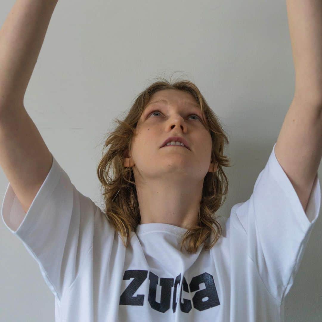 ZUCCa official Instagramさんのインスタグラム写真 - (ZUCCa official InstagramInstagram)「… LOGO T  VISIONS OF AUTUMN-WINTER 2020-21  フロントに大胆なタイプフェイスロゴを配したラウンドネックのビッグシルエットTシャツは、シンプルながらインパクト大。レザーライクな型押しロゴが大人クールな印象に。この夏ヘビロテしたい一着。  ー LEATHER LOGO T-SHIRT ZU03-JK314  ー  @zucca_tokyo #newarrivals #visions #autumn #winter #2020 #2021 #aw20 #collection #fashion #tokyo #japan #ootd #zucca #zuccatokyo #ズッカ #ズッカトウキョウ」7月1日 18時13分 - zucca_official