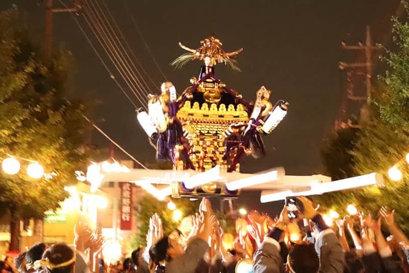 さいたまつりさんのインスタグラム写真 - (さいたまつりInstagram)「【🏮埼玉の祭りハイライト🏮 〜吉川八坂祭り〜】﻿ 吉川八坂祭りは400年の歴史をもつ、伝統的な祭りです⛩﻿ 中でも注目は、9基の神輿が通りに集まり「暴れ神輿」の競演！競い合って神輿を祭る（投げ揚げる）様子は、まさに圧巻です。﻿ ===﻿ ﻿ 1、2枚目の写真は昼の祭りの様子。昼からどんどん神輿を空中に投げます！﻿ ﻿ 3、4枚目は夜の神輿！きらびやかに輝く神輿がものの見事に宙を舞います💨﻿ ﻿ ===﻿ 祭りの間、至る所で宙に舞う神輿を見られる「吉川八坂祭り」。来年はぜひ現地で迫力を感じてみてください！﻿ ﻿ ＊＊＊﻿ 2020年度の「吉川八坂祭り」は、新型コロナウイルス感染拡大防止のため中止となります。﻿ 公式サイト　https://www.city.yoshikawa.saitama.jp/index.cfm/26,80110,169,845,html﻿ さいたまつりページ　https://www.saitamatsuri.jp/matsuri/yoshikawa-yasaka/」7月1日 18時14分 - saitamatsuri