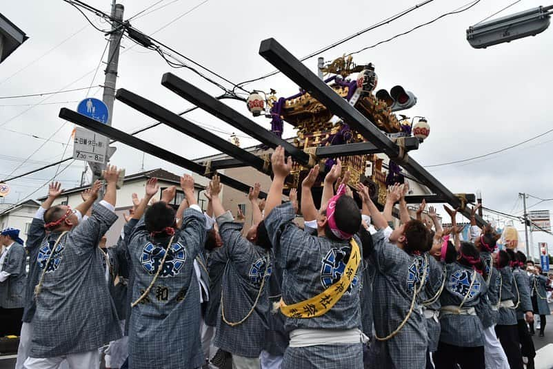 さいたまつりのインスタグラム：「【🏮埼玉の祭りハイライト🏮 〜吉川八坂祭り〜】﻿ 吉川八坂祭りは400年の歴史をもつ、伝統的な祭りです⛩﻿ 中でも注目は、9基の神輿が通りに集まり「暴れ神輿」の競演！競い合って神輿を祭る（投げ揚げる）様子は、まさに圧巻です。﻿ ===﻿ ﻿ 1、2枚目の写真は昼の祭りの様子。昼からどんどん神輿を空中に投げます！﻿ ﻿ 3、4枚目は夜の神輿！きらびやかに輝く神輿がものの見事に宙を舞います💨﻿ ﻿ ===﻿ 祭りの間、至る所で宙に舞う神輿を見られる「吉川八坂祭り」。来年はぜひ現地で迫力を感じてみてください！﻿ ﻿ ＊＊＊﻿ 2020年度の「吉川八坂祭り」は、新型コロナウイルス感染拡大防止のため中止となります。﻿ 公式サイト　https://www.city.yoshikawa.saitama.jp/index.cfm/26,80110,169,845,html﻿ さいたまつりページ　https://www.saitamatsuri.jp/matsuri/yoshikawa-yasaka/」