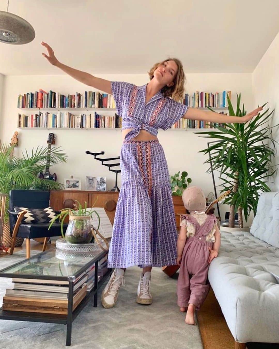 アリゾナ・ミューズのインスタグラム：「💞One of us has a saggy nappy」