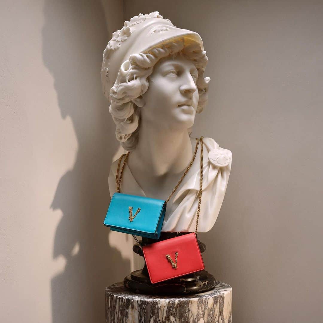 ジャンニヴェルサーチさんのインスタグラム写真 - (ジャンニヴェルサーチInstagram)「Monumental moments with miniature bag designs: #VersacePreFall20 presents statement accessories.」7月1日 18時28分 - versace
