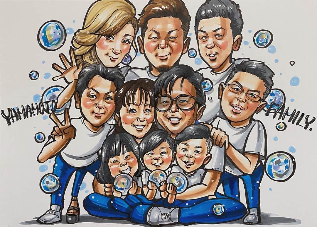 似顔絵★𝗚𝗢𝗥𝗜𝗞𝗜𝗡𝗚のインスタグラム：「. . 同じ方からの2枚目❤️❤️ . . こちらはA3サイズに旦那様ご家族みーーんな集合👍✨💕 . . こちらも奥様、旦那様みんなの想いがこもった、大切な一枚🔥🔥🔥🔥 . . . 今は天国で見守ってくださってる旦那さんのお父さん⭐️✨ お孫さんを抱くことなく天国へ旅だたれ、長男である旦那様はずっと後悔されていたそう😭🙏 . . .  そんな旦那様をみて、 奥様が似顔絵を思いついたとのこと⭐️✨ . . .  絵の中だけでも、 3人のお孫さんを 抱かしてあげようとご依頼くださいました🙇‍♀️✨  . . . こちらもみなさんの思いが沢山詰まっています😭🙏⭐️✨ お父様のお写真は一枚しかなかったけど皆さんとても喜んでくださったようで安心しました😭❤️ . . 体が、大きかったというおじいちゃんに抱っこされてお孫さんたちもみんな嬉しそう❤️❤️❤️❤️ . . .  . これからもご家族みなさんが ニコニコ楽しく過ごせますように⭐️✨  . . . 素敵なご依頼ありがとうございました🙇‍♀️✨💕 . . .  ❌❌現在は、予約受付終了してます❌❌ 。 . . .  2020年度ご予約のお客✨ 現在35番までの方へ案内中です🌟✨💕 DMの確認いただきgmailへ返信宜しくお願い致します🙇‍♀️🌟✨✨ . . . .  次回の予約応募は、2020年のご予約分を書き終える予定の 来年春から夏頃の、、、予定です。 ※あくまでも予定なので前後します🙇‍♀️ . . . .  オーダー再開の際には 人数制限あるため必ず予約ができるわけではございません。 そのことも踏まえた上で 次回ご検討いただけると嬉しいです(^^) . . また、結婚式の使用を考えてくださる方も多いです✨  前々からお伝えしていますが、 基本的に予約順に対応しているため、 近々の納期を希望される方は、 対応できないこともあるので、 あらかじめご了承ください💦 . . . . . ※今回予約が取れた方へ※ . .  写真がまだ用意できてない、入金が遅れそうなど、状況により、順番が前後することもございます‼️ あらかじめご了承ください。 。 . . . また、芸能人、キャラクターのオーダー、パロディ風オーダーはお断りしています。  芸能人については、ご本人様に直接プレゼントなどはOKです。 . . . . . . 💰料金表は過去投稿記事みてね❤💰 . . . . . ➡️ハッシュタグ⇨ goriking117料金表2019⬅️ . . ✨✨✨✨✨✨✨✨✨✨✨✨✨✨✨✨ @by.goriking のアカウントでは、 過去書かせて頂いたお客様方からの、 似顔絵のその後のお写真をいただき、 投稿しております^ - ^❤️❤️ 玄関に飾ってある似顔絵、 渡した瞬間のお写真、 ご本人とのお写真などなど💕 いろんな場面でのお写真お待ちしております^ - ^✨⭐️ . . . .  #似顔絵#pencildrawing#drawing#pencil#illust#painting#art#artwork#絵描きさんと繋がりたい#似顔絵師#gorikingの似顔絵屋さん#お父さん#父親#感謝#ありがとう#男兄弟#brothers#孫#祖父#思い出#プレゼント#仲良し家族#familyportraits#亡き父#🎁#comicart#anime#animeart#comicartist#animejapan」