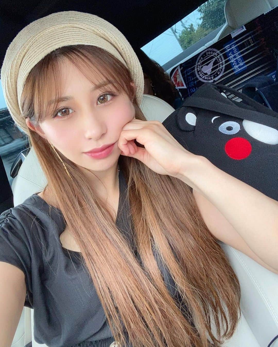 のインスタグラム：「あんなに気に入っていた 麦わら帽子👒が 東京に戻る最終日にどっかいった . 空港向かう車の中で 麦わら帽ないことに 気づいた笑笑 ママとパパは 爆笑してた！笑 あんなに気に入って ずっとはめてたのにって笑笑 . だから光の森で ママがベレー帽買ってくれた😊💓 . 大切に使おう💓💓💓 . . 今月から個人で始めたマッサージ🐥 目標は15人来てくれたらいいなぁって 思ってたら15人予約確定した〜🥺💓 嬉しすぎる😭💓 . そして明日初めてなんだけど 初めてのお客さんが女性のお客様で スーーーーごく楽しみ楽しみ💓💓💓 . . #タイ古式マッサージ #マッサージ #セラピスト #タイ式マッサージ #massage #足裏 #足裏マッサージ #ヘッドマッサージ #ドライヘッドマッサージ #ベレー帽 #ベレー帽コーデ #東京 #tokyo #ロングエクステ #くまモン#くまもん #麦わら帽子」