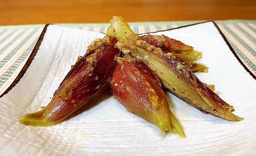 川島章良のインスタグラム：「. . . 今回作ったのは『みょうがの味噌漬け』です。  ビールのあてにぴったしな一品です。  暑い日にとみょうがパワーでいいですよ。  だしパックダイエットメニューでもありますので是非  材料 ・みょうが　3個 ・みそ　大さじ3 ・だしパック　1／2パック ・みりん　大さじ1  だしパックダイエットとしてもいいですよー。  作り方はYouTubeのかわだしクッキングを観てください。  #だしパックダイエット  #かわだしクッキング  #だしパック #みょうが #だしパック料理研究家」