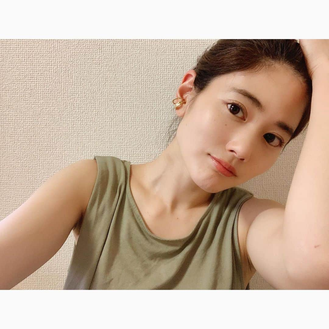 一双麻希 さんのインスタグラム写真 - (一双麻希 Instagram)「今日から7月！一年の折り返し。👀 今年前半は、やっぱり歯痒い気持ちが大きかったけど、 でもこれまでにないほどの家での時間は充実もしていたり、 新しい考えが生まれた時間でもありました。✨ 残り後半戦、全然どうなるか見えないけど、どうか新しい流れが少しずつでもやってきますように！🙏 ・ 昨日は自粛明けて初めて舞台を観に☻✨ 三谷幸喜さん作・演出、そして尊敬してやまない事務所の先輩、相島一之さんも出演の舞台、#大地 を観に行きました。 久々に生のお芝居を見られるその喜びに、 わくわくして開始暫く一人でニヤニヤしちゃっていたほど。笑 今見られてよかった、、今感じられてよかった、、😢 不安がまだまだ多い私の心の中に、ストンと入り込んで、力をくれました。 本当に楽しかったなぁ。 やっぱり、どんな状況でもエンタメは必須なんだと思い知らされました。 ＊ #仲良しから誕生日に貰ったイヤカフを最近やっとつけられる♡ #今年折り返し #レジ袋も有料  #大地 #舞台鑑賞 #PARCO劇場 #梅雨 #夏スタイル」7月1日 18時26分 - isso_maki315