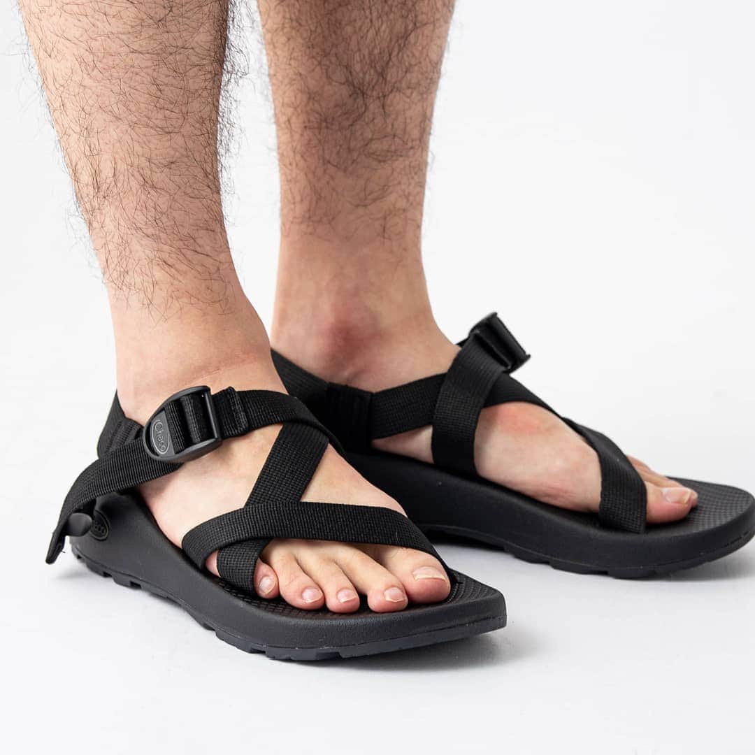 のインスタグラム：「【ストリートからアウトドアシーンまで！スタイル問わずコーディネートにハマるChacoの定番アウトドアサンダル】 Z1 classic / #chaco color / black size / 9 身長 / 174cm 普段着用サイズ / M  Chacoの代表モデルともいえる定番人気のアウトドアサンダル。 シングルウェビングのシンプルなデザインは合わせるスタイルを問わず、コーディネートになじむ抜群の使い勝手を誇ります。  シーズンムードにマッチしたデザインは裸足で履くのはもちろん、靴下と合わせても◎  独自に開発したCHACOGRIPはトラクション性・グリップ性に優れたアウトソールで、アウトドアシーンでも使える高い機能性を誇ります。  ウェビングを用いたフィッティングはつま先からかかとまでぴったりと足に馴染ませることができるため、サンダルとは思えない抜群の履き心地がやみつきになること間違いなし！  アクティビティから街中までシーンを問わず着用できる使い勝手が嬉しい、この夏マストハブの1足です。  【shop】  オンラインショップはプロフィールのリンクからアクセスできます。 （ 公式・楽天・Yahoo!・Amazon・au PAY マーケット ） ※当日発送ご注文締切：平日14:30 / 土曜日12:00 ( 営業日のみ )  #アウトドアミックス #コーデ ##20春夏 #おしゃれキャンプ #サンデーマウンテン #アウトドアショップ #アウトドアファッション #outdoorfashion #アウトドアコーデ #アウトドアスタイル #アウトドアブランド #おしゃれコーデ #アウトドアデイ #アウトドア好き #ストリート系ファッション #おしゃれアウトドア #チャコ #サンダル #アウトドアサンダル #フットウェア #アウトドアミックス#キャンプサンダル」