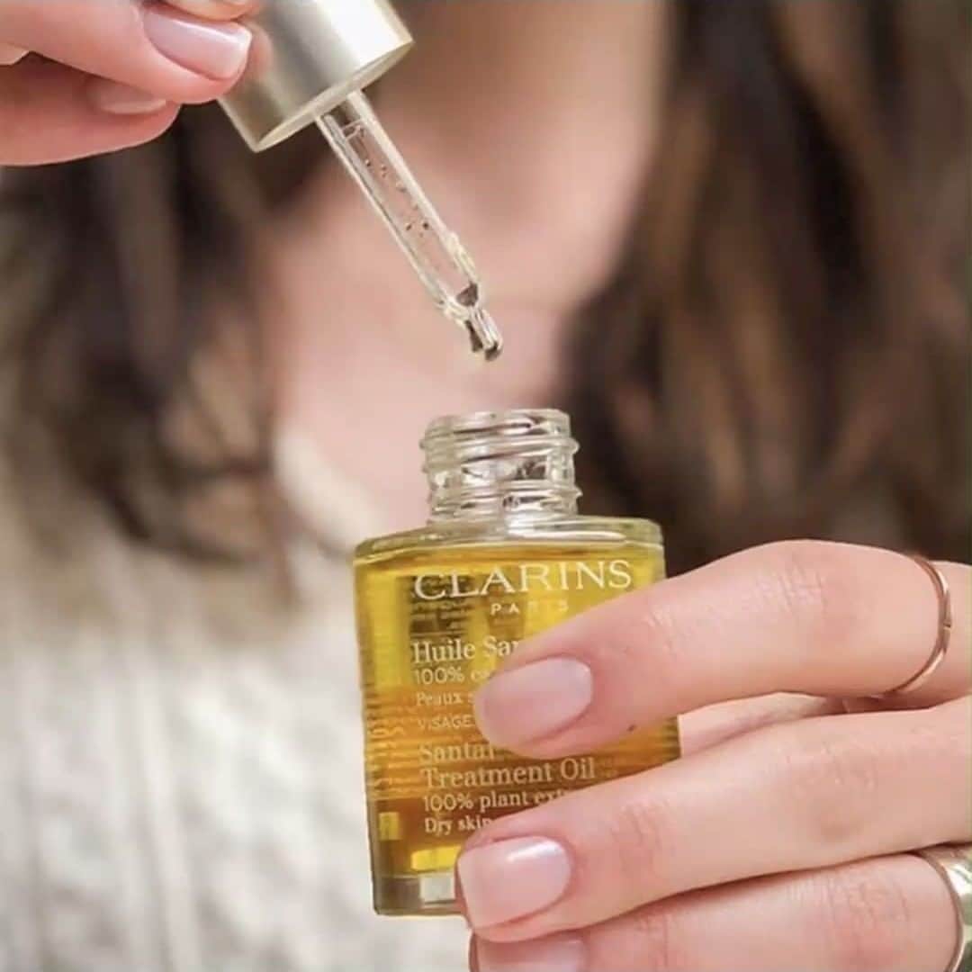ClarinsUKさんのインスタグラム写真 - (ClarinsUKInstagram)「Is the ever-changing weather causing your skin to feel dry, irritated or stressed? We hear you! 🙋🏻‍♀️  Santal Treatment Oil contains 100% pure plant extracts of Sandalwood, Cardamom and Lavender to tone, soothe, comfort and decongest skin 🌱  #Clarins #SantalTreatmentOil #ClarinsSkinCare #DrySkin」7月1日 18時30分 - clarinsuk